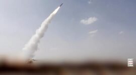 Foto yang bersumber dari Pusat Media Houthi ini memperlihatkan peluncuran rudal yang diduga mengarah ke Mocha di Yaman, pada 9 Agustus 2026. (Xinhua)