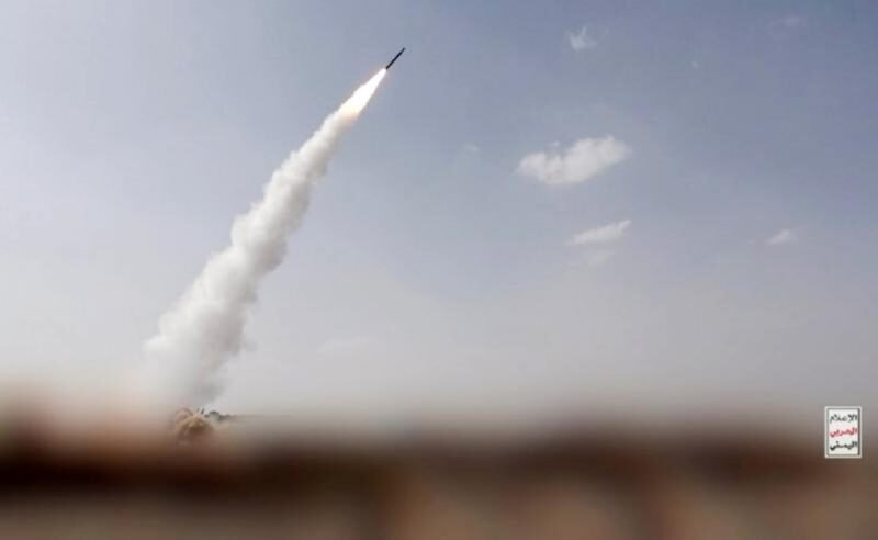 Foto yang bersumber dari Pusat Media Houthi ini memperlihatkan peluncuran rudal yang diduga mengarah ke Mocha di Yaman, pada 9 Agustus 2026. (Xinhua)