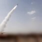 Foto yang bersumber dari Pusat Media Houthi ini memperlihatkan peluncuran rudal yang diduga mengarah ke Mocha di Yaman, pada 9 Agustus 2026. (Xinhua)