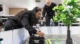 Foto yang diabadikan pada 22 Oktober 2026 ini menunjukkan Dwinita Asty Kusuma, seorang mahasiswi asal Kalimantan Selatan, sedang mengatur sebuah kendaraan pengangkut nirawak di Universitas Teknik Kejuruan Wuhu di Wuhu, Provinsi Anhui, Tiongkok timur. (Xinhua)