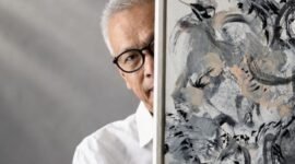 Foto dokumentasi ini menampilkan kolektor Wiyu Wahono dengan koleksi lukisan 