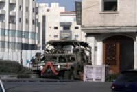 Sebuah kendaraan militer Israel berpatroli saat operasi militer di Kota Hebron, Tepi Barat, pada 25 Oktober 2026. (Xinhua)