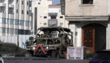 Sebuah kendaraan militer Israel berpatroli saat operasi militer di Kota Hebron, Tepi Barat, pada 25 Oktober 2026. (Xinhua)