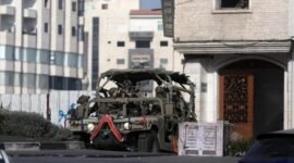 Sebuah kendaraan militer Israel berpatroli saat operasi militer di Kota Hebron, Tepi Barat, pada 25 Oktober 2026. (Xinhua)