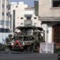 Sebuah kendaraan militer Israel berpatroli saat operasi militer di Kota Hebron, Tepi Barat, pada 25 Oktober 2026. (Xinhua)