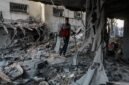 Seorang warga Palestina memeriksa kerusakan pascaserangan pesawat Israel yang menyasar sebuah apartemen hunian di kawasan al-Rimal, sebelah barat Gaza City, pada 3 Oktober 2026. (Xinhua)