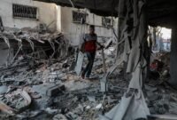 Seorang warga Palestina memeriksa kerusakan pascaserangan pesawat Israel yang menyasar sebuah apartemen hunian di kawasan al-Rimal, sebelah barat Gaza City, pada 3 Oktober 2026. (Xinhua)