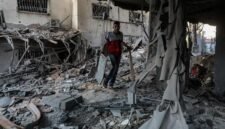Seorang warga Palestina memeriksa kerusakan pascaserangan pesawat Israel yang menyasar sebuah apartemen hunian di kawasan al-Rimal, sebelah barat Gaza City, pada 3 Oktober 2026. (Xinhua)