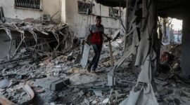 Seorang warga Palestina memeriksa kerusakan pascaserangan pesawat Israel yang menyasar sebuah apartemen hunian di kawasan al-Rimal, sebelah barat Gaza City, pada 3 Oktober 2026. (Xinhua)