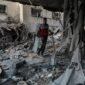 Seorang warga Palestina memeriksa kerusakan pascaserangan pesawat Israel yang menyasar sebuah apartemen hunian di kawasan al-Rimal, sebelah barat Gaza City, pada 3 Oktober 2026. (Xinhua)