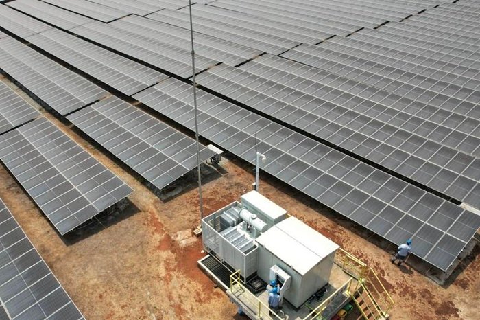 
Foto dari udara yang diabadikan menggunakan drone pada 14 Oktober 2026 ini menunjukkan proyek Pembangkit Listrik Tenaga Surya (PLTS) 100 MW Karawang di Kawasan Industri Kota Bukit Indah, Kabupaten Purwakarta, Provinsi Jawa Barat. (Xinhua)
