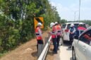 Pengelola Tol Bakauheni Terbanggi Besar Rutin Melakukan Pengecekan Pagar dan Rambu-Rambu sekitar Tol. Ini semua untuk kenyamanan dan keamanan pengguna jasa tol Bakter [Rh]
