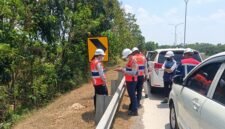 Pengelola Tol Bakauheni Terbanggi Besar Rutin Melakukan Pengecekan Pagar dan Rambu-Rambu sekitar Tol. Ini semua untuk kenyamanan dan keamanan pengguna jasa tol Bakter [Rh]