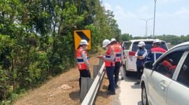 Pengelola Tol Bakauheni Terbanggi Besar Rutin Melakukan Pengecekan Pagar dan Rambu-Rambu sekitar Tol. Ini semua untuk kenyamanan dan keamanan pengguna jasa tol Bakter [Rh]