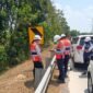 Pengelola Tol Bakauheni Terbanggi Besar Rutin Melakukan Pengecekan Pagar dan Rambu-Rambu sekitar Tol. Ini semua untuk kenyamanan dan keamanan pengguna jasa tol Bakter [Rh]