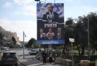 Foto yang diabadikan pada 19 Oktober 2026 ini memperlihatkan papan reklame berisi kampanye Partai Likud yang dipimpin Perdana Menteri Israel Benjamin Netanyahu di Yerusalem. (Xinhua)