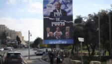 Foto yang diabadikan pada 19 Oktober 2026 ini memperlihatkan papan reklame berisi kampanye Partai Likud yang dipimpin Perdana Menteri Israel Benjamin Netanyahu di Yerusalem. (Xinhua)