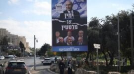 Foto yang diabadikan pada 19 Oktober 2026 ini memperlihatkan papan reklame berisi kampanye Partai Likud yang dipimpin Perdana Menteri Israel Benjamin Netanyahu di Yerusalem. (Xinhua)
