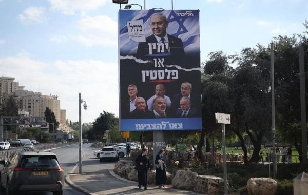Foto yang diabadikan pada 19 Oktober 2026 ini memperlihatkan papan reklame berisi kampanye Partai Likud yang dipimpin Perdana Menteri Israel Benjamin Netanyahu di Yerusalem. (Xinhua)