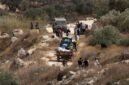 Para petani Palestina terlihat di sebuah pos pemeriksaan militer Israel setelah pasukan tersebut mencegah mereka memanen zaitun di lahan mereka, di Desa Salem, sebelah timur Nablus, di Tepi Barat, pada 17 Oktober 2026. (Xinhua)
