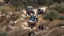 Para petani Palestina terlihat di sebuah pos pemeriksaan militer Israel setelah pasukan tersebut mencegah mereka memanen zaitun di lahan mereka, di Desa Salem, sebelah timur Nablus, di Tepi Barat, pada 17 Oktober 2026. (Xinhua)