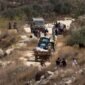 Para petani Palestina terlihat di sebuah pos pemeriksaan militer Israel setelah pasukan tersebut mencegah mereka memanen zaitun di lahan mereka, di Desa Salem, sebelah timur Nablus, di Tepi Barat, pada 17 Oktober 2026. (Xinhua)