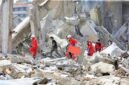 
Petugas penyelamat mencari korban selamat di antara reruntuhan bangunan yang hancur di lokasi serangan Israel di Kota Sidon, Lebanon selatan, pada 8 April 2026. (Xinhua)
