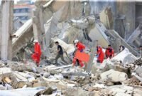 Petugas penyelamat mencari korban selamat di antara reruntuhan bangunan yang hancur di lokasi serangan Israel di Kota Sidon, Lebanon selatan, pada 8 April 2026. (Xinhua)