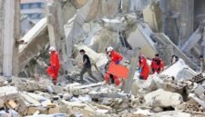 
Petugas penyelamat mencari korban selamat di antara reruntuhan bangunan yang hancur di lokasi serangan Israel di Kota Sidon, Lebanon selatan, pada 8 April 2026. (Xinhua)

