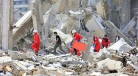
Petugas penyelamat mencari korban selamat di antara reruntuhan bangunan yang hancur di lokasi serangan Israel di Kota Sidon, Lebanon selatan, pada 8 April 2026. (Xinhua)

