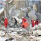 Petugas penyelamat mencari korban selamat di antara reruntuhan bangunan yang hancur di lokasi serangan Israel di Kota Sidon, Lebanon selatan, pada 8 April 2026. (Xinhua)