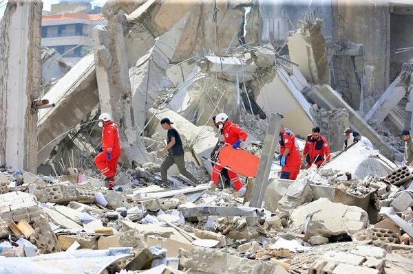 
Petugas penyelamat mencari korban selamat di antara reruntuhan bangunan yang hancur di lokasi serangan Israel di Kota Sidon, Lebanon selatan, pada 8 April 2026. (Xinhua)
