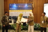 Foto yang diabadikan pada 14 Oktober 2026 ini menunjukkan Dian Seri Rezeki Kusumastuti (ketiga dari kiri) selaku perwakilan pejabat dari Badan Karantina Indonesia (Barantin) menyerahkan nota kesepahaman (MoU) secara simbolis kepada perwakilan pelaku usaha dalam ajang Trade Expo Indonesia (TEI) ke-41 di ICE BSD City, Kabupaten Tangerang, Banten. (Badan Karantina Indonesia/Istimewa)
