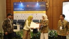 Foto yang diabadikan pada 14 Oktober 2026 ini menunjukkan Dian Seri Rezeki Kusumastuti (ketiga dari kiri) selaku perwakilan pejabat dari Badan Karantina Indonesia (Barantin) menyerahkan nota kesepahaman (MoU) secara simbolis kepada perwakilan pelaku usaha dalam ajang Trade Expo Indonesia (TEI) ke-41 di ICE BSD City, Kabupaten Tangerang, Banten. (Badan Karantina Indonesia/Istimewa)