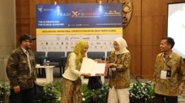 
Foto yang diabadikan pada 14 Oktober 2026 ini menunjukkan Dian Seri Rezeki Kusumastuti (ketiga dari kiri) selaku perwakilan pejabat dari Badan Karantina Indonesia (Barantin) menyerahkan nota kesepahaman (MoU) secara simbolis kepada perwakilan pelaku usaha dalam ajang Trade Expo Indonesia (TEI) ke-41 di ICE BSD City, Kabupaten Tangerang, Banten. (Badan Karantina Indonesia/Istimewa)
