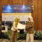 
Foto yang diabadikan pada 14 Oktober 2026 ini menunjukkan Dian Seri Rezeki Kusumastuti (ketiga dari kiri) selaku perwakilan pejabat dari Badan Karantina Indonesia (Barantin) menyerahkan nota kesepahaman (MoU) secara simbolis kepada perwakilan pelaku usaha dalam ajang Trade Expo Indonesia (TEI) ke-41 di ICE BSD City, Kabupaten Tangerang, Banten. (Badan Karantina Indonesia/Istimewa)
