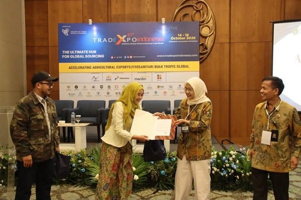 Foto yang diabadikan pada 14 Oktober 2026 ini menunjukkan Dian Seri Rezeki Kusumastuti (ketiga dari kiri) selaku perwakilan pejabat dari Badan Karantina Indonesia (Barantin) menyerahkan nota kesepahaman (MoU) secara simbolis kepada perwakilan pelaku usaha dalam ajang Trade Expo Indonesia (TEI) ke-41 di ICE BSD City, Kabupaten Tangerang, Banten. (Badan Karantina Indonesia/Istimewa)