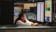 Seorang trader sedang bekerja di lantai bursa New York Stock Exchange di New York City, Amerika Serikat, pada 14 September 2026. (Xinhua)