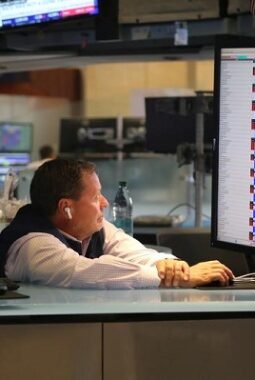 Saham AS Jatuh, Pasar Minta AS-Iran Kembali Kemeja Perundingan