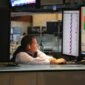 Seorang trader sedang bekerja di lantai bursa New York Stock Exchange di New York City, Amerika Serikat, pada 14 September 2026. (Xinhua)