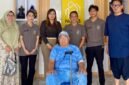 Santori bersama anak dan Pengelola Nua Hostel 43 miliknya [Ist]