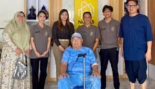 Santori bersama anak dan Pengelola Nua Hostel 43 miliknya [Ist]