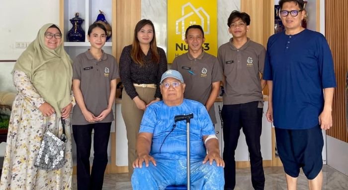 Santori bersama anak dan Pengelola Nua Hostel 43 miliknya [Ist]