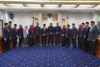 Sekdaprov Marindo Kurniawan foto bersama 13 Pejabat Baru