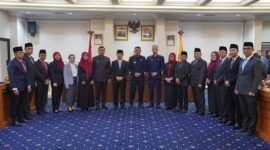 Sekdaprov Marindo Kurniawan foto bersama 13 Pejabat Baru
