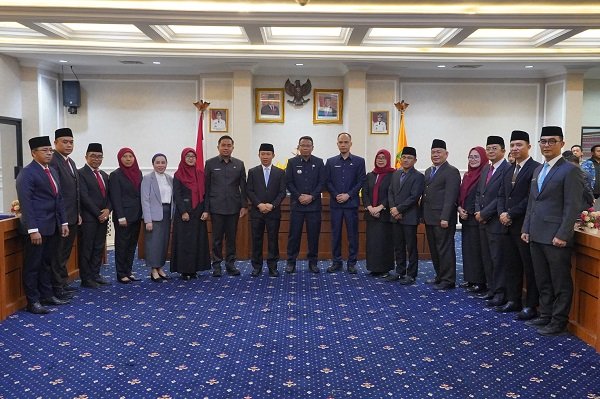Sekdaprov Marindo Kurniawan foto bersama 13 Pejabat Baru