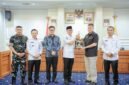Gubernur Lampung Rahmat Mirzani Djausal dan  Brigjen Pol. Mardiaz Kusin Dwihananto saling berbalas cenderamata [PL]