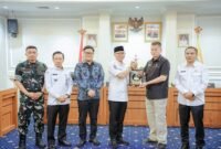 Gubernur Lampung Rahmat Mirzani Djausal dan  Brigjen Pol. Mardiaz Kusin Dwihananto saling berbalas cenderamata [PL]