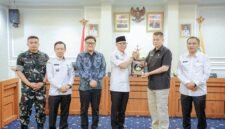 Gubernur Lampung Rahmat Mirzani Djausal dan  Brigjen Pol. Mardiaz Kusin Dwihananto saling berbalas cenderamata [PL]