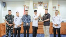 Gubernur Lampung Rahmat Mirzani Djausal dan  Brigjen Pol. Mardiaz Kusin Dwihananto saling berbalas cenderamata [PL]